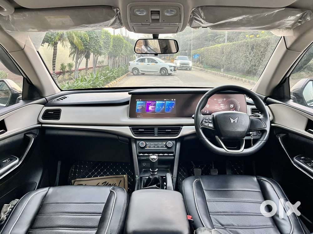 Mahindra Xuv700 2.0 Ax 5 Petrol Mt Str, 2023, Petrol