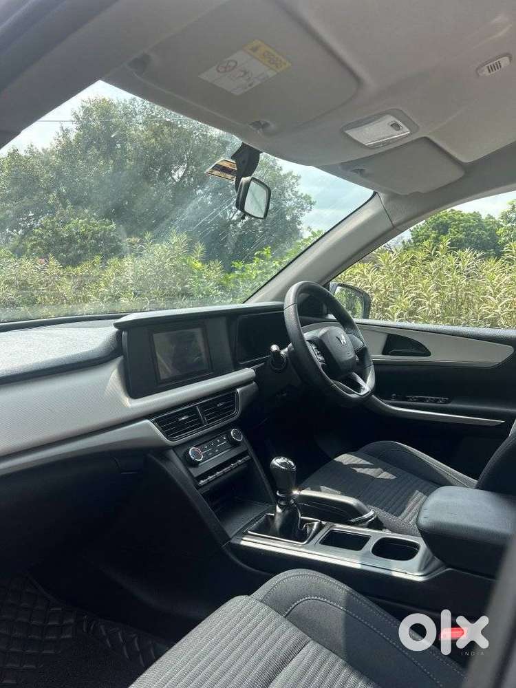 Mahindra Xuv700 2.0 Mx Petrol Mt 5 Str, 2023, Petrol