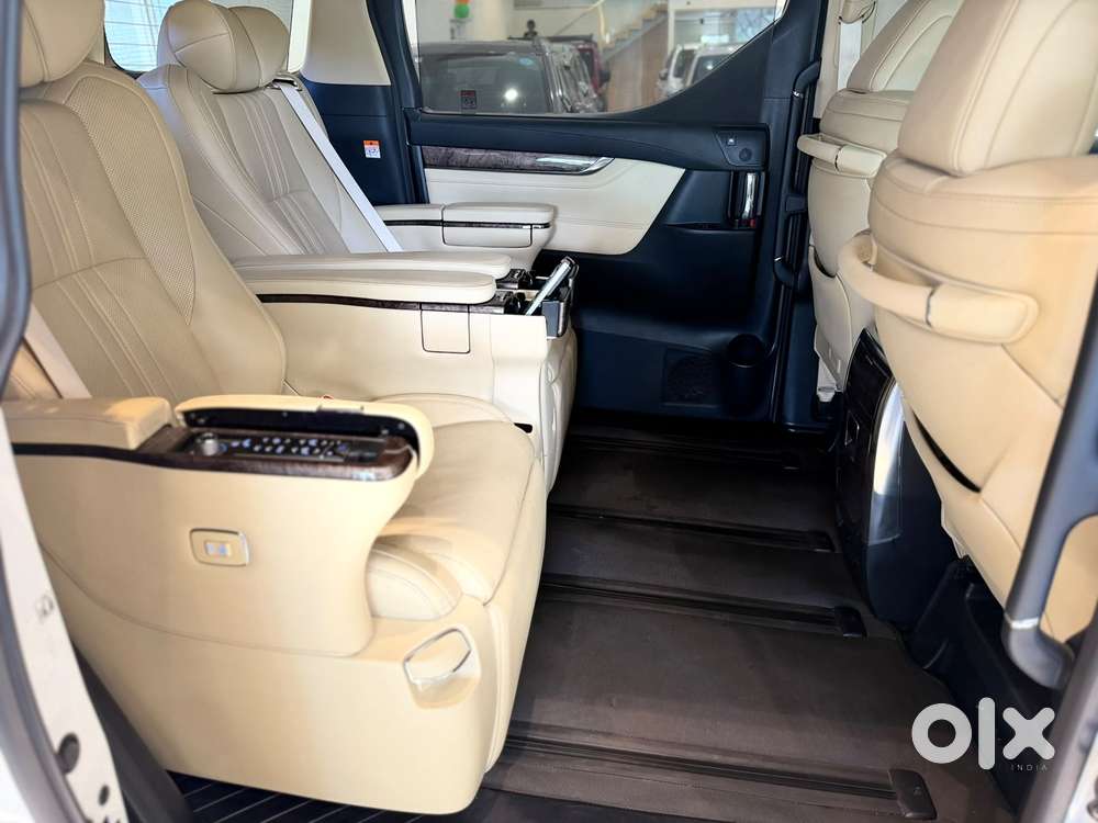 Toyota Vellfire 2.5 Executive Lounge, 2023, Petrol