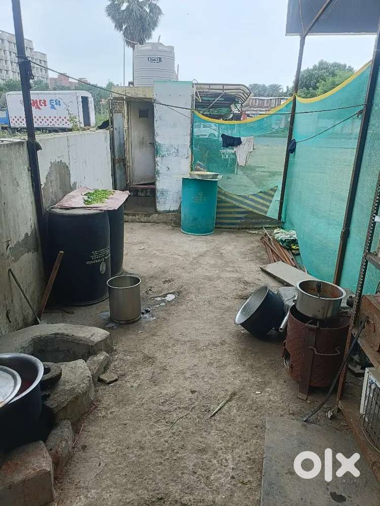 Hotel ka saman sel karna hai
