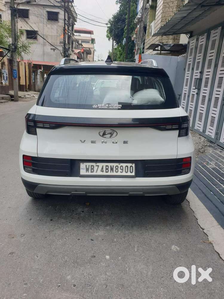 Hyundai Venue 2023 Petrol 27383 Km Driven