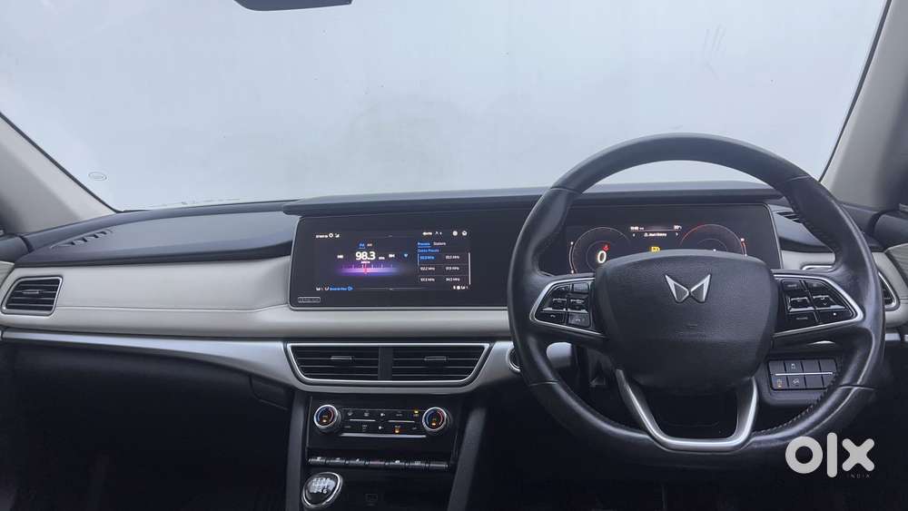 Mahindra Xuv700 2.0 Ax 7 Petrol Mt Str, 2021, Petrol