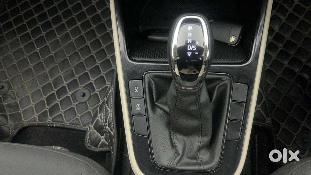 Skoda Slavia Ambition 1.0l Tsi At, 2022, Petrol