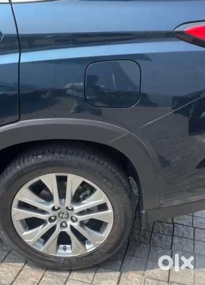 Toyota Innova Hycross