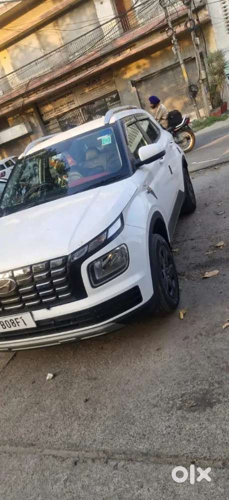 Hyundai Venue 2025 Petrol Single Owner