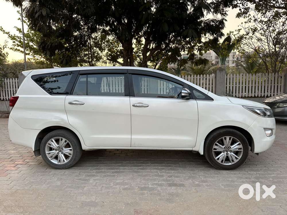 Toyota Innova Crysta 2.8 Zx At 7 Seater, 2016, Diesel