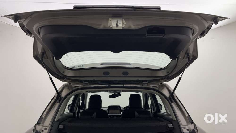 Maruti Suzuki Brezza 1.5 Zxi At Smart Hybrid Dual Tone, 2023, Petrol