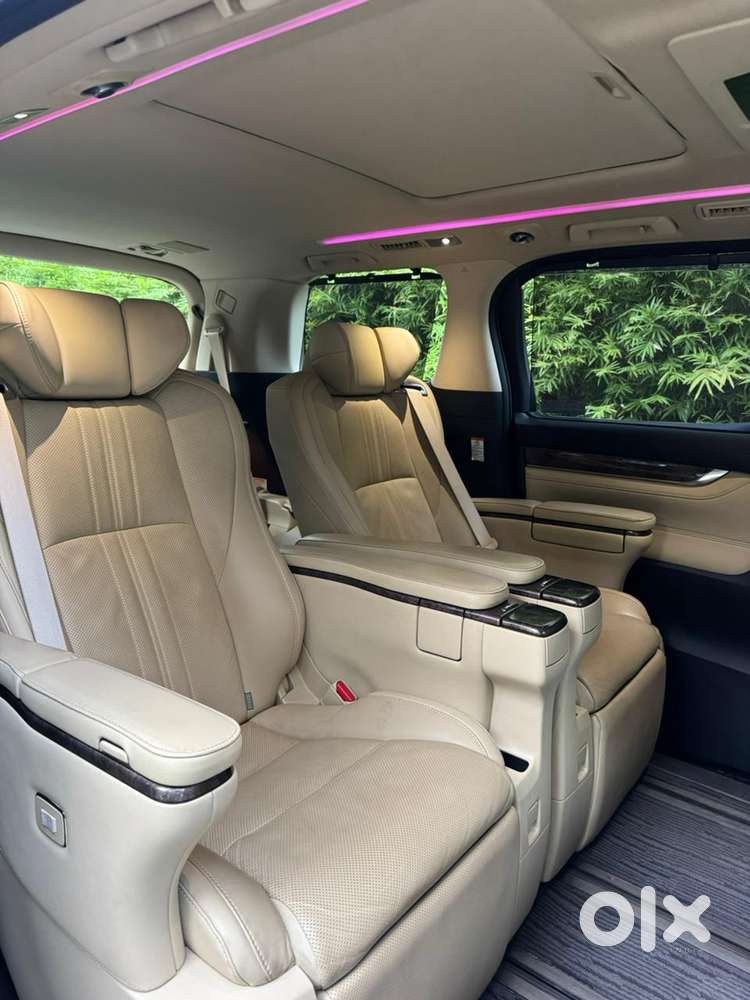 Toyota Vellfire 2.5 Executive Lounge, 2022, Petrol