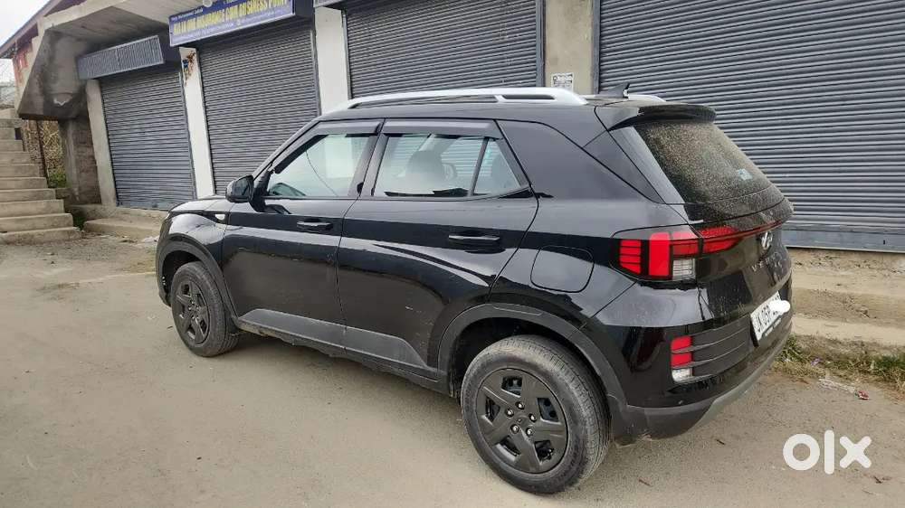 Hyundai Venue 2025 Petrol 6000 Km Driven