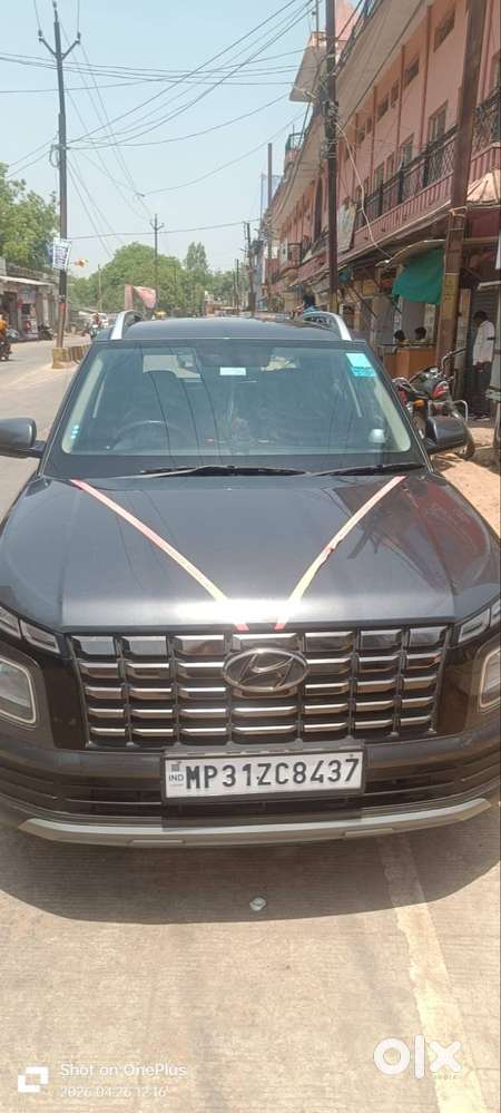 Hyundai Venue 2024 Petrol Well Maintained