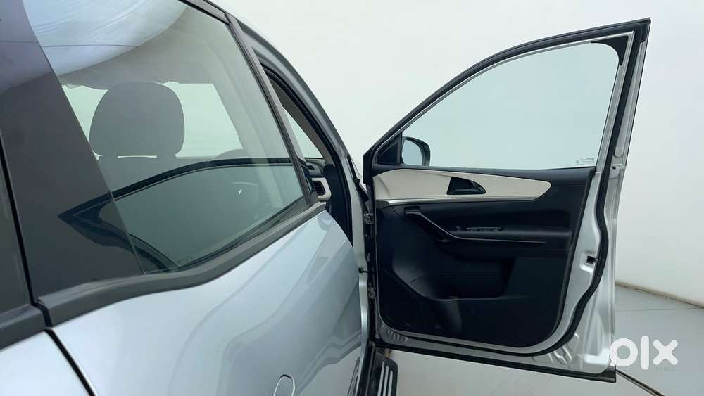 Mahindra Xuv700 2.0 Ax 5 Petrol At Str, 2022, Petrol