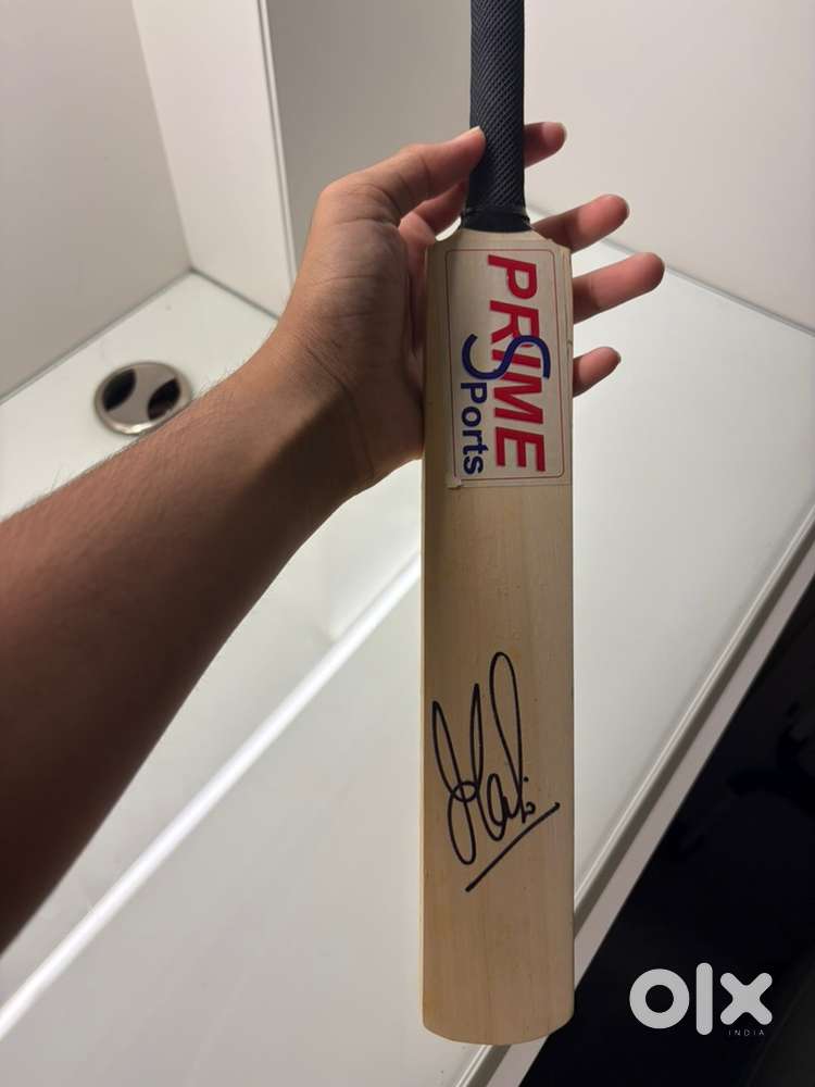 Signature Bat signed by Mahendra Singh Dhoni