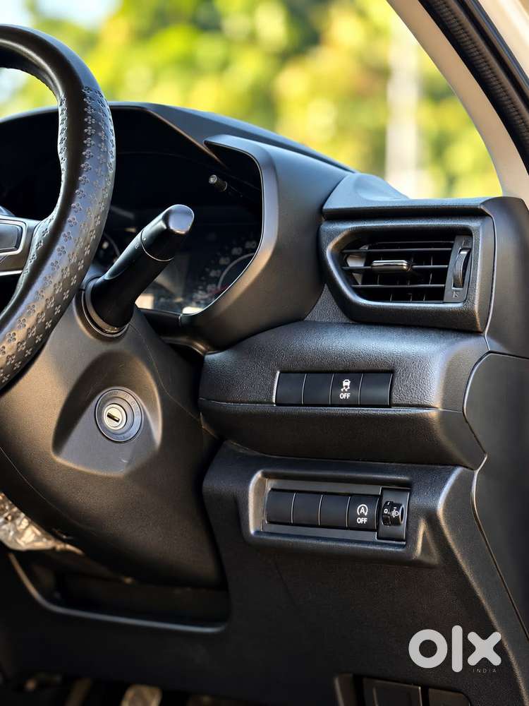 Maruti Suzuki New-gen Swift Vxi, 2025, Petrol