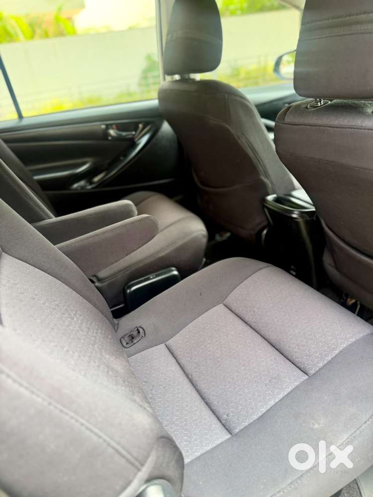 Toyota Innova Crysta 2.4 G Plus Mt 8 Str, 2017, Petrol
