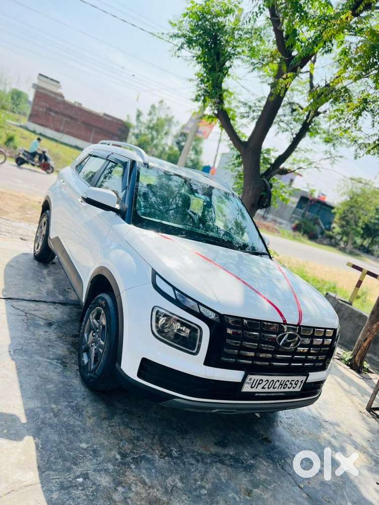 Hyundai Venue 2023 Petrol 11500 Km Driven