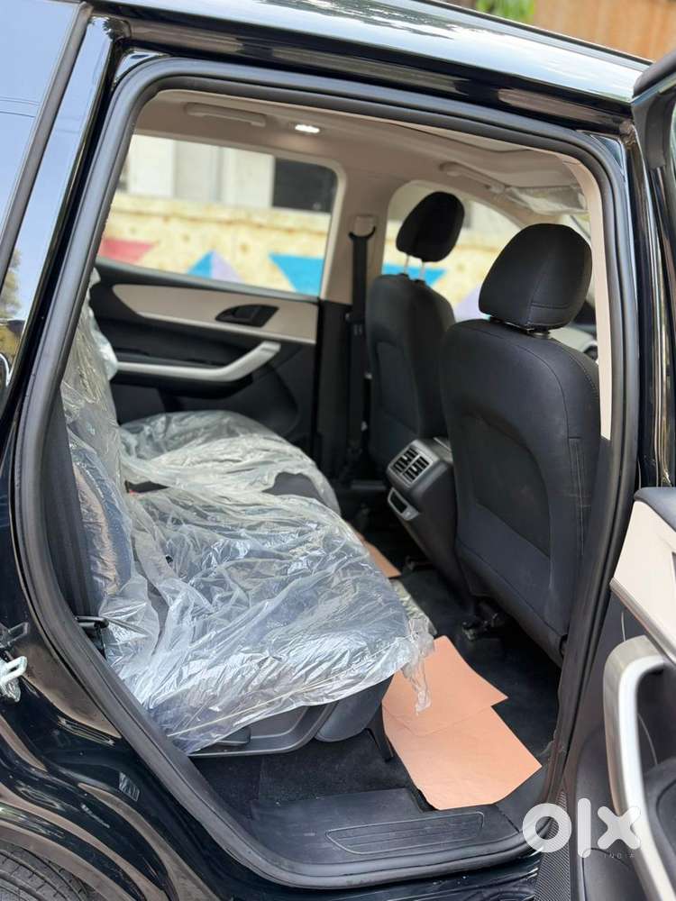 Mahindra Xuv700 2.0 Ax 5 Petrol Mt 7 Str, 2024, Petrol