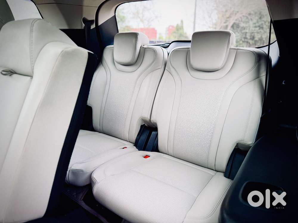 Mahindra Xuv700 2.0 Ax 7 Petrol At Str, 2024, Petrol