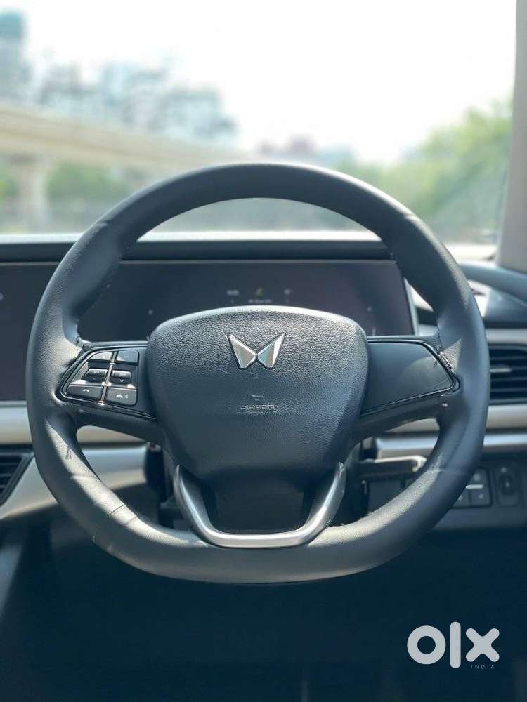 Mahindra Xuv700 Ax 5 Petrol Mt Str (e), 2022, Petrol