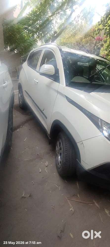 Mahindra Kuv 100 Metallic White K4 2017 Petrol 6 Seater