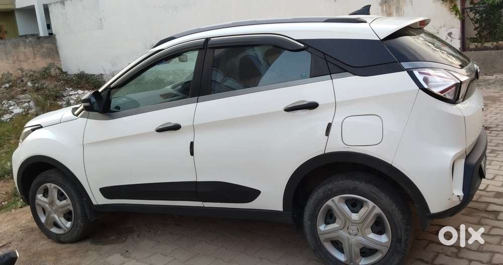 Tata Nexon Petrol 2022 Sunroof Variant 22000 Driven 1st Owner