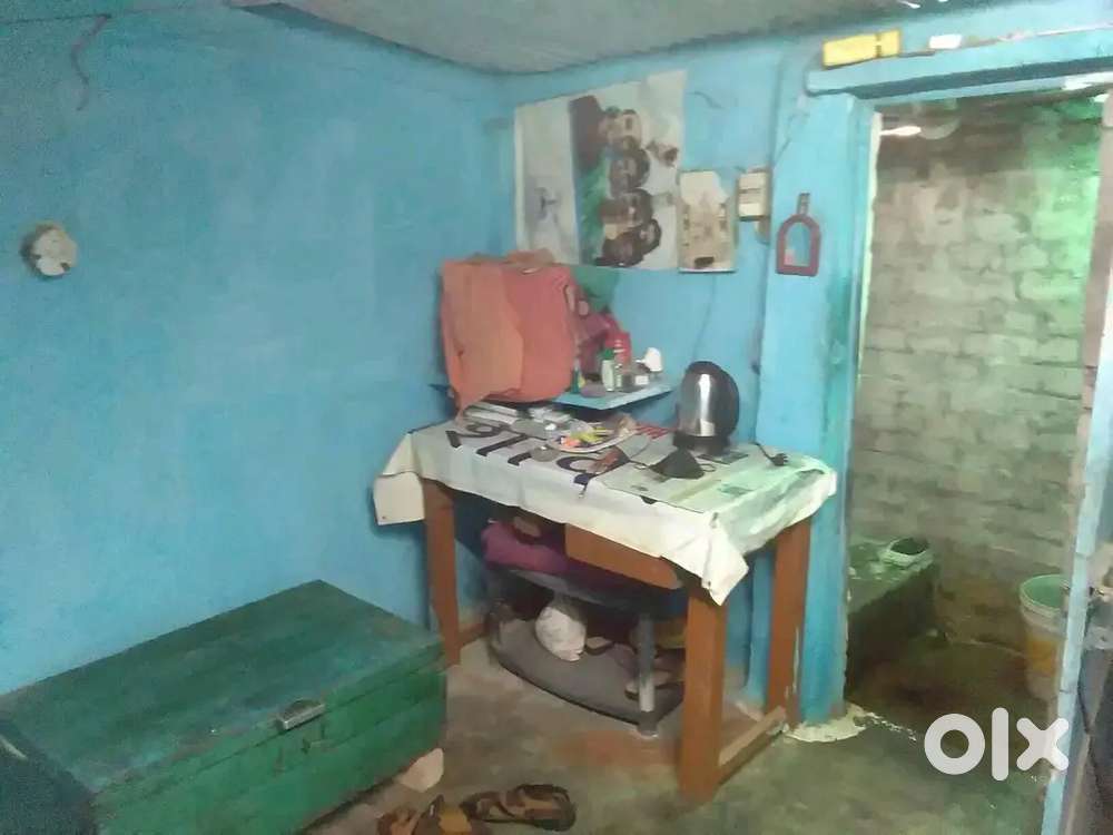 1bhk Jhuggi Hai. Ek Room Hai latbath atteach Hai. 
Main location Mai N
