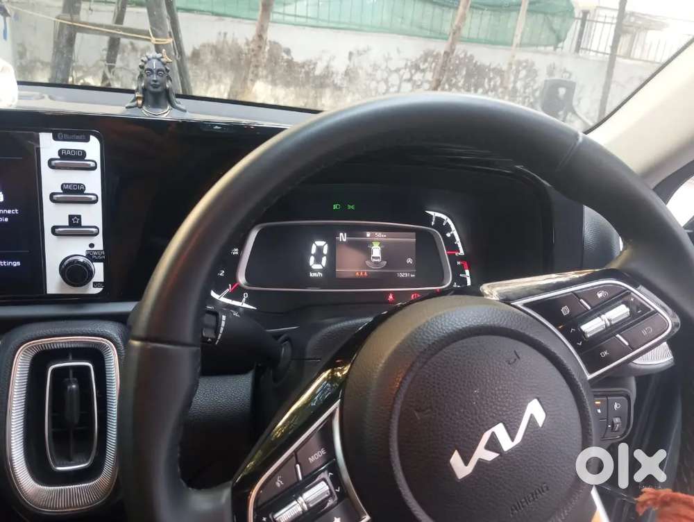 Very Luxuryious Car With Sunroof And Alloy Wheels