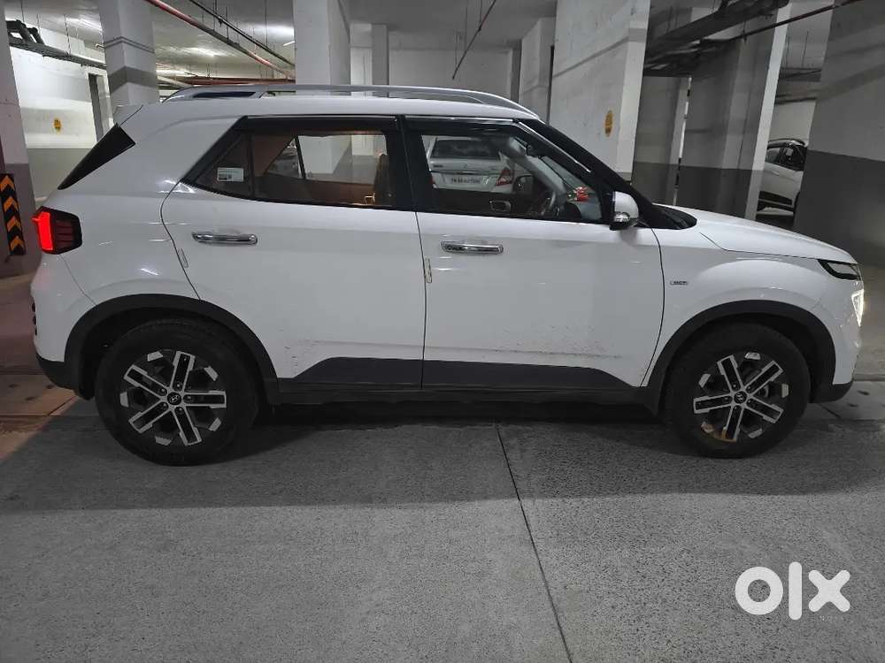 Hyundai Venue 2025 Petrol 6000 Km Driven