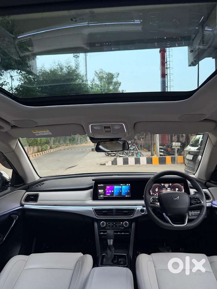 Mahindra Xuv700 Ax7 Luxury Pack Awd, 2025, Petrol
