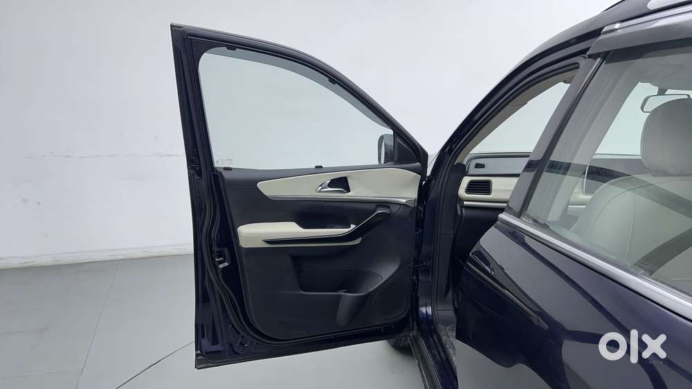 Mahindra Xuv700 2.0 Ax 5 Petrol Mt 7 Str, 2022, Petrol