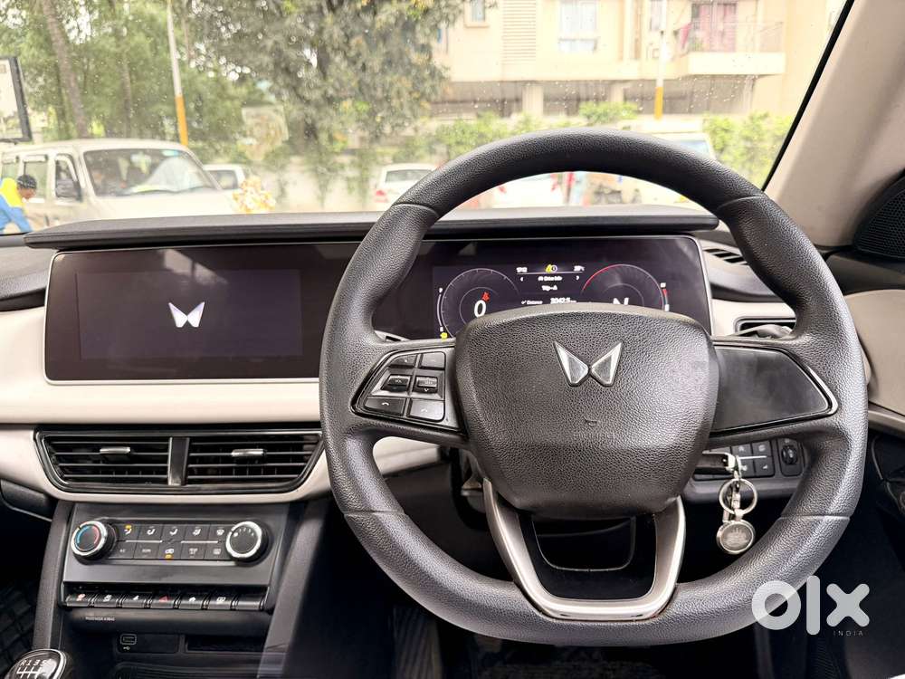 Mahindra Xuv700 2.0 Ax 5 Petrol Mt 7 Str, 2021, Petrol