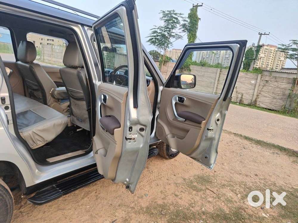 Mahindra Tuv 300 T8, 2018, Petrol
