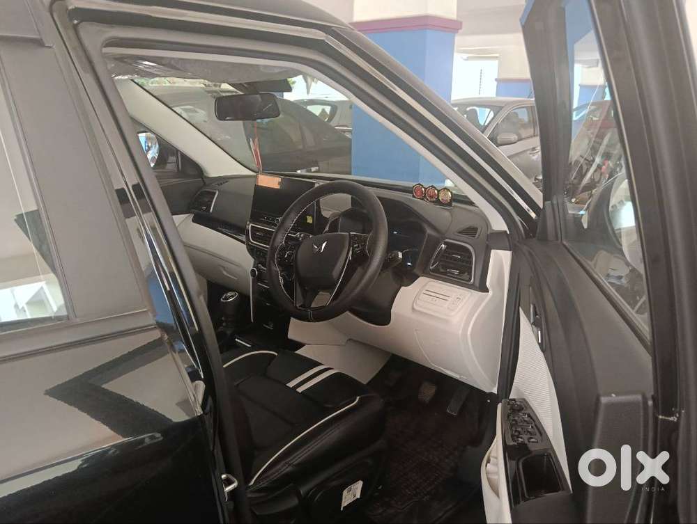 Mahindra Xuv 3xo Ax5 2025