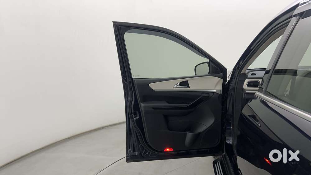 Mahindra Xuv700 2.0 Ax 7 Petrol Mt Str, 2023, Petrol