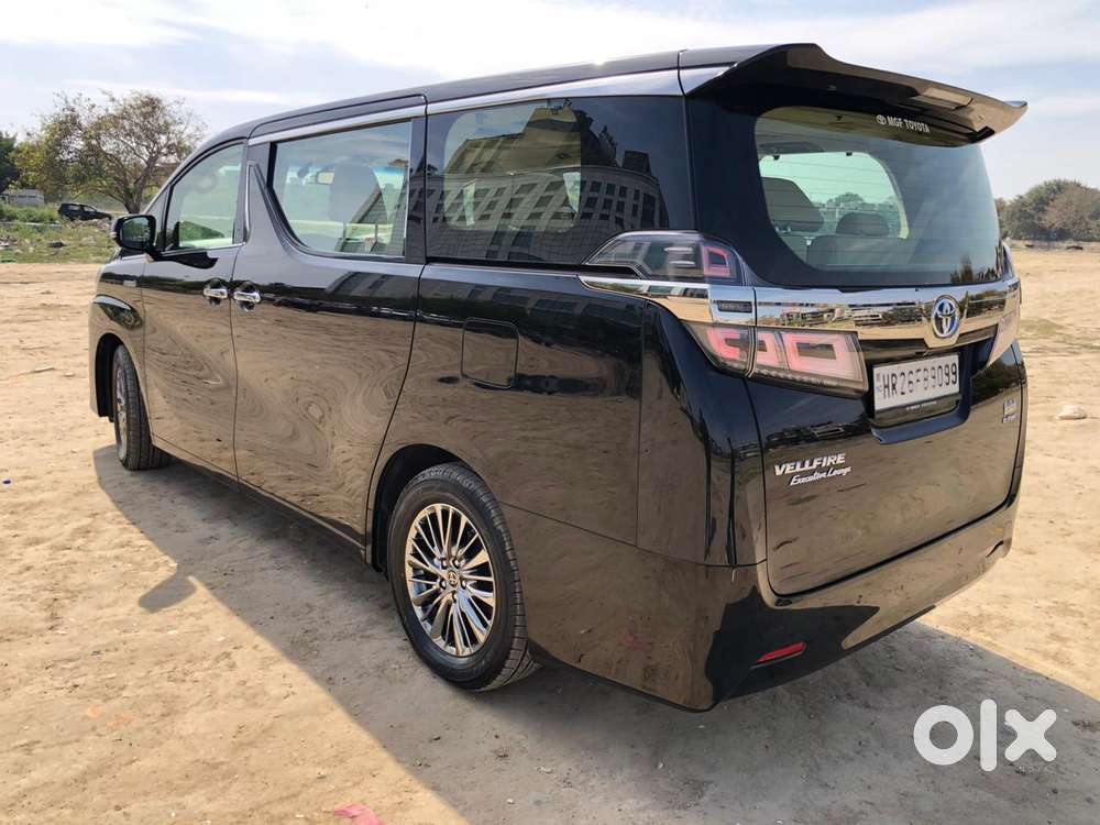 Toyota Vellfire 2.5 Executive Lounge, 2023, Cng & Hybrids