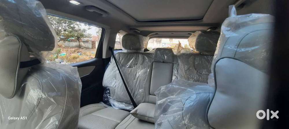 Mahindra Xuv700 2.0 Ax 7 Petrol Mt Str, 2025, Petrol