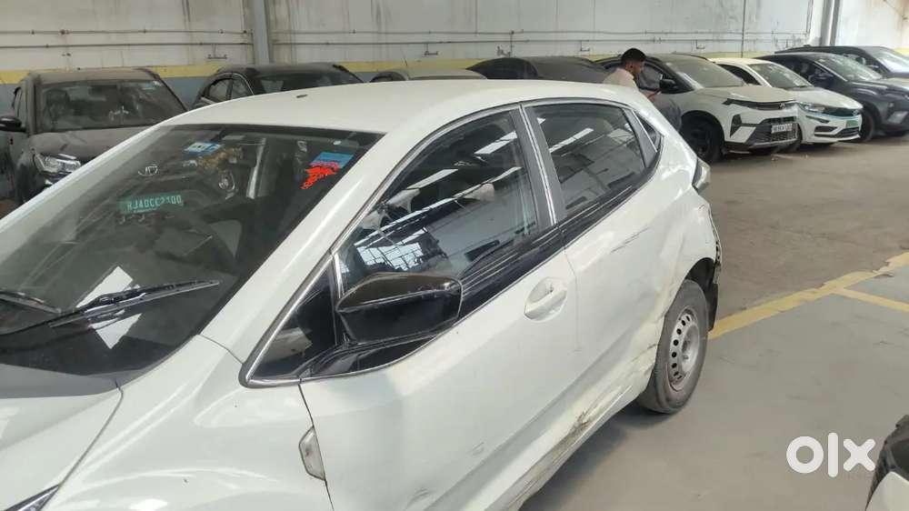 Tata Altroz 1.2 Xe 2023 Petrol, Musich System , Speakers And Back Came