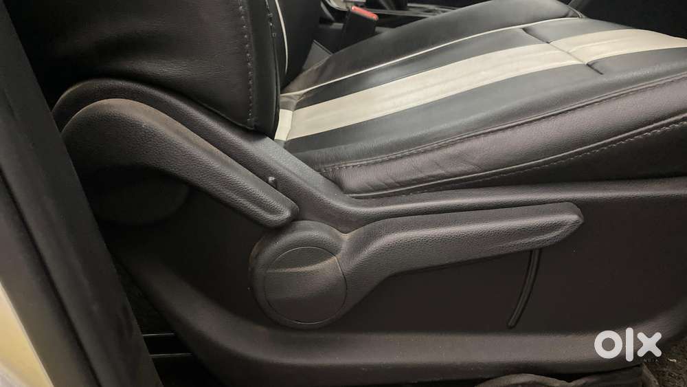 Mahindra Xuv700 2.0 Ax 5 Petrol Mt Str, 2022, Petrol