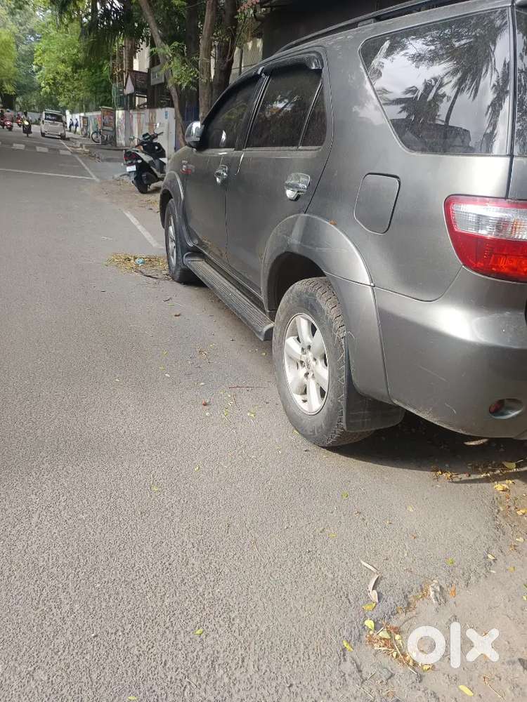 Toyota Fortuner Legender 2010 Petrol 146000 Km Driven