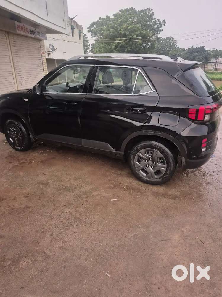 Hyundai Venue 2023 Petrol Well Maintained