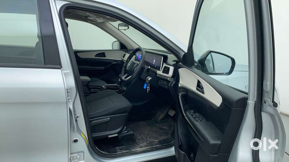 Mahindra Xuv700 2.0 Ax 5 Petrol At Str, 2022, Petrol