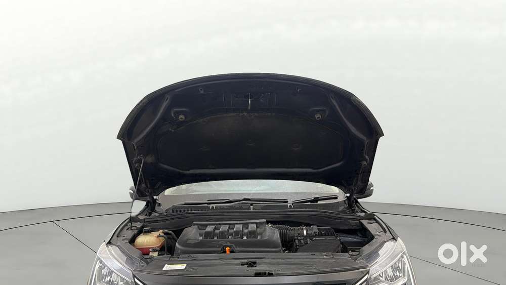 Mahindra Xuv700 2.0 Ax 5 Petrol Mt 7 Str, 2023, Petrol