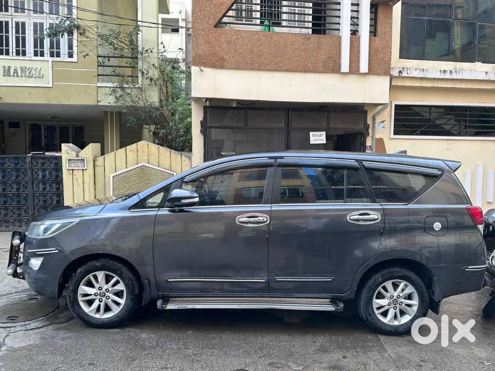 Innova Crysta 2.4 G 8 Seater