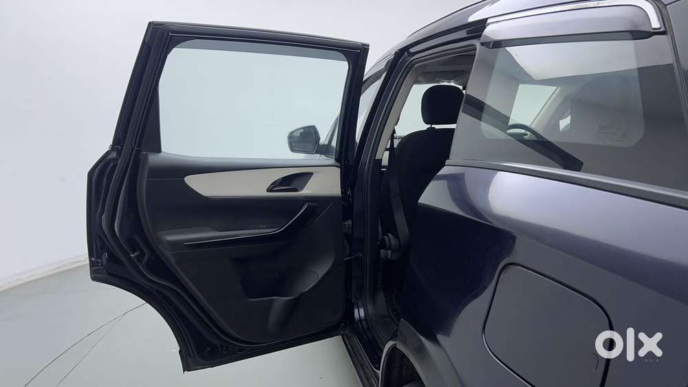 Mahindra Xuv700 2.0 Ax 5 Petrol At Str, 2023, Petrol