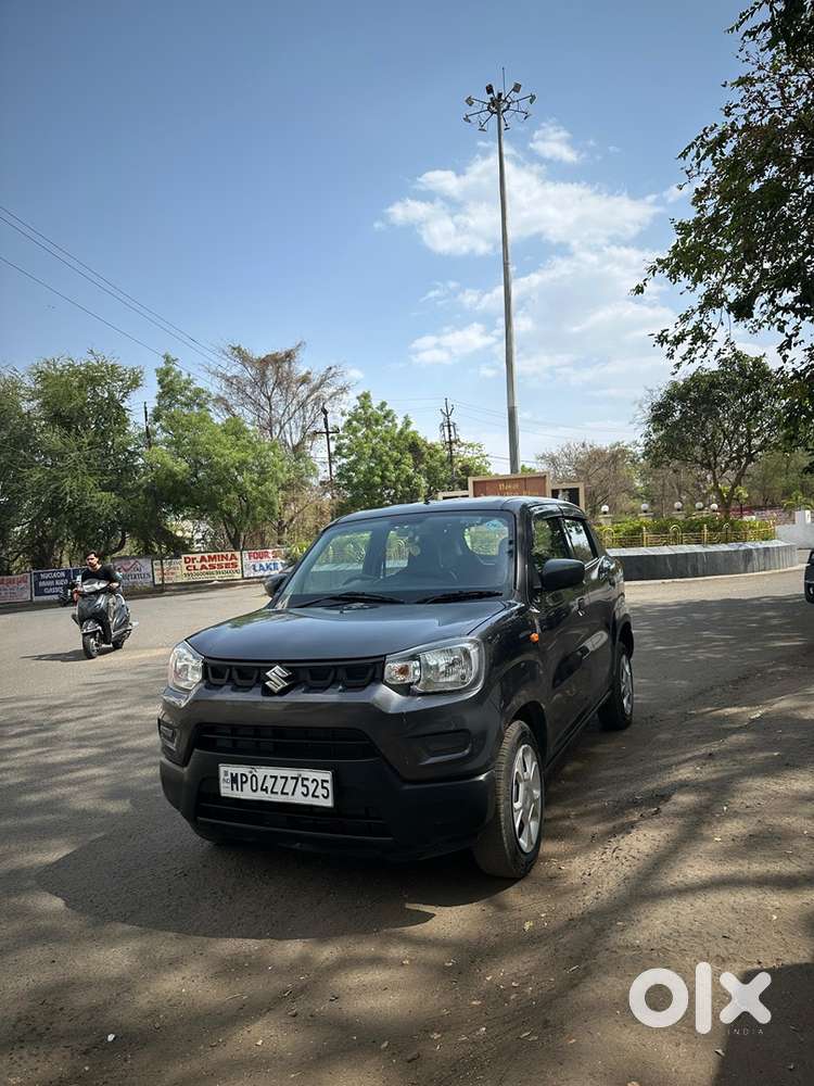 Maruti Suzuki S Presso Next To Showroom