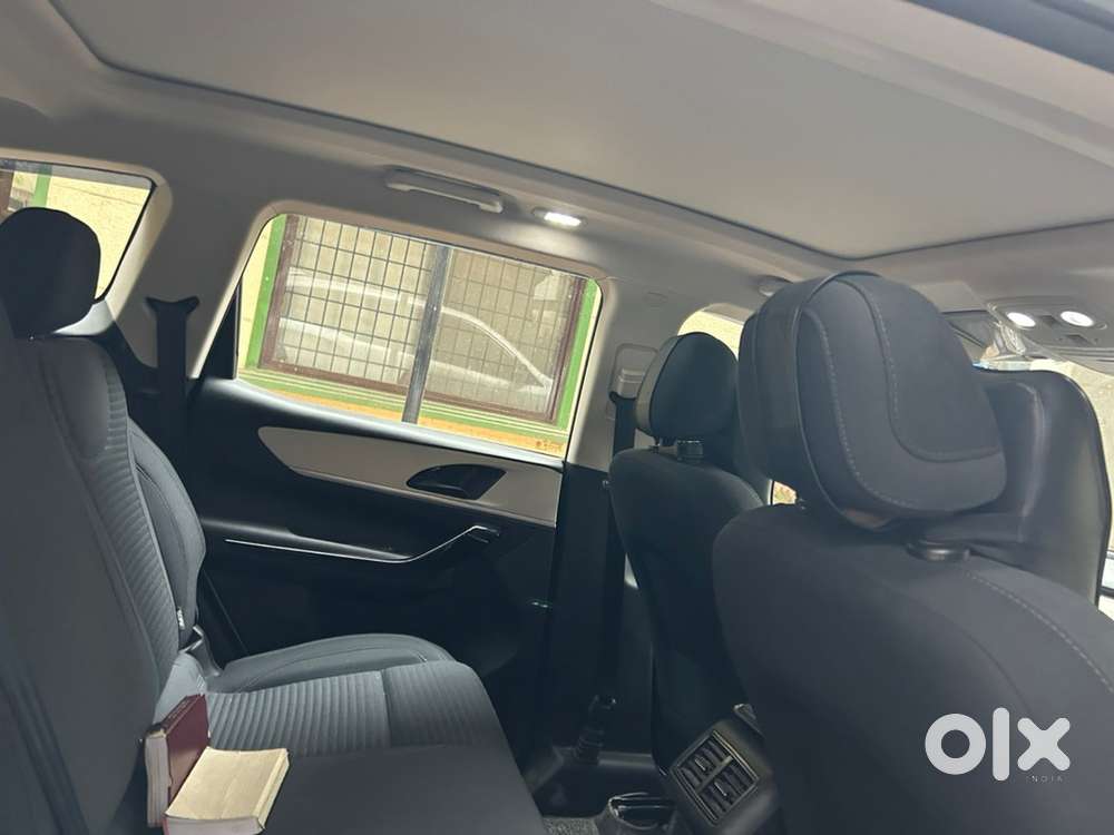 Mahindra Xuv700 2023 Petrol 12700 Km Driven