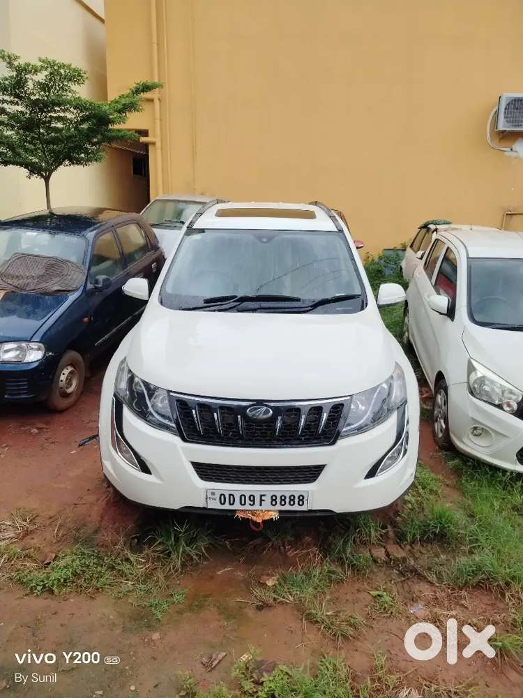 Xuv 500 W10 Sunroof Model