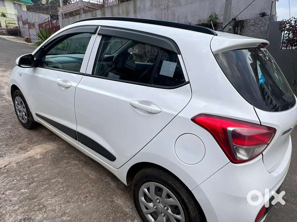 Female Driving Hyundai Grand I10 Petrol 2018 Manual