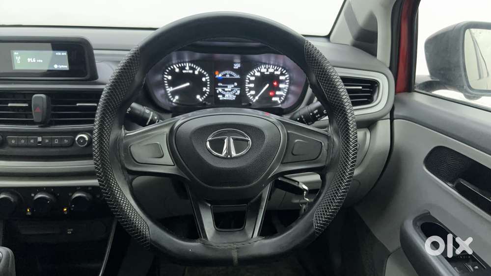 Tata Altroz 1.2 Xe, 2021, Petrol