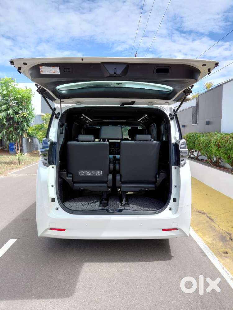 Toyota Vellfire 2.5 Executive Lounge, 2022, Petrol