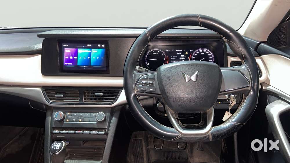 Mahindra Xuv700 2.0 Mx Petrol Mt 5 Str, 2023, Petrol